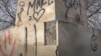Вандалы изуродовали экстремистскими надписями памятник в Севастополе  