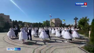  Юбилейный танец: 300 пар вальсируют в честь столетия «Артека»
