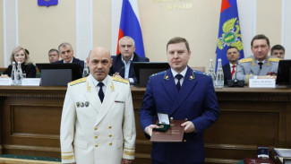 Аксёнов вручил награды сотрудникам крымской прокуратуры 