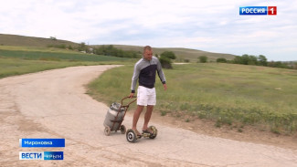 Крымчане на гироскутерах развозят воду пенсионерам в селе под Белогорском