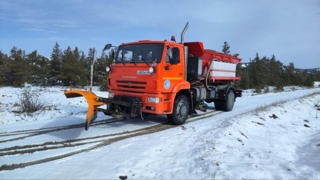Зима не сдаётся: дорогу на Ай-Петри засыпало снегом