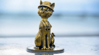  В центре Евпатории установили миниатюрные статуэтки котов