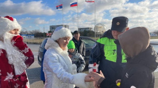 Дед Мороз в Крыму рассказал водителям о ПДД 