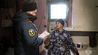 Сотрудники МЧС проверяют отопление жителей Севастополя