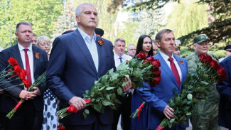 В память о героях-освободителях: в городах Крыма возложили цветы к мемориалам