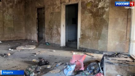 В Алуште закрыли доступ к заброшенному зданию бывшей аптеки
