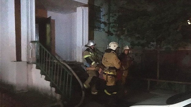 10 человек эвакуировали из горящего дома в Феодосии