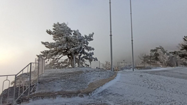 Первый снег пошел на вершине горы Ай-Петри