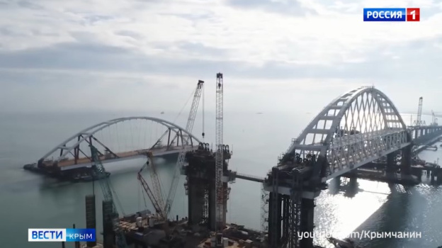 На Крымском мосту собирают новые пролётные конструкции 
