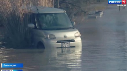 Улицы превратились в реки: жителей Евпатории эвакуируют из затопленных домов 