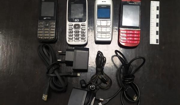15 мобильных телефонов пытались перебросить через забор исправительной колонии в Керчи