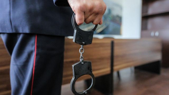 Решить "мирно" не получилось: в Крыму арестован судебный пристав