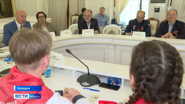 Ведущие историки России провели круглый стол с воспитанниками «Артека»