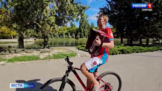 В Крым приехал музыкант на велосипеде и с баяном 