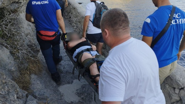Крымские спасатели километр несли по горам носилки с туристкой, которая повредила ногу 