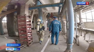 На одном из предприятий в Крыму загорелось помещение