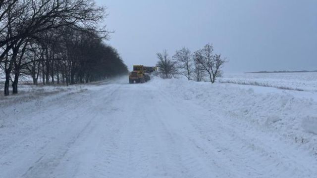 В Черноморском районе перекрыли дорогу из-за сугробов