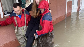 Спасатели Севастополя эвакуировали семь человек из затопленного цокольного этажа