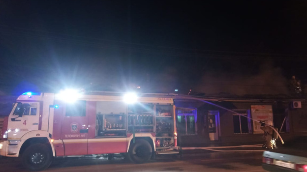 Двух человек спасли во время ночного пожара в многоквартирном доме в Ялте 