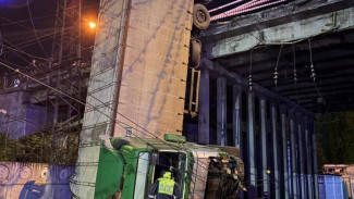 Не справился с управлением: В МВД Крыма назвали предварительную причину ДТП с грузовиком на ж/д путях