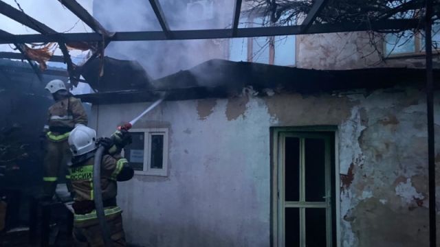 В Алупке загорелось административное здание