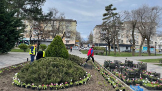 Две тысячи цветов украсили парк Тренева в Симферополе