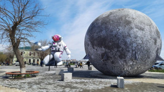 Тематические фигуры ко Дню космонавтики установили в Евпатории