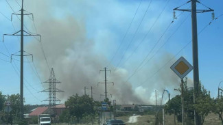  В Симферопольском районе горит сухая трава на площади 200 квадратных метров