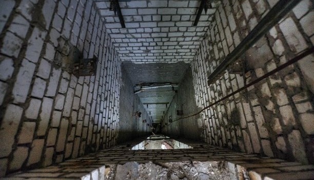 В Алуште ребёнок провалился в шахту лифта недостроенного дома