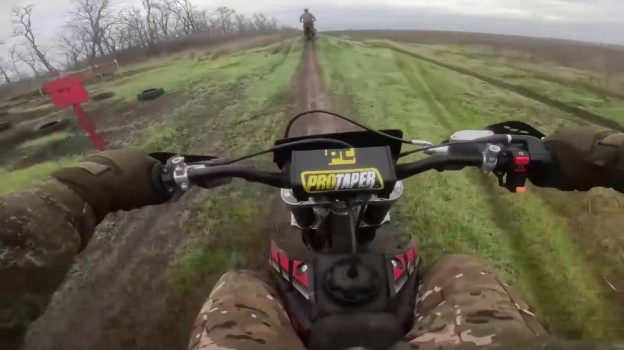 В Запорожской области бойцы группировки войск «Днепр» отрабатывают езду на мотоциклах