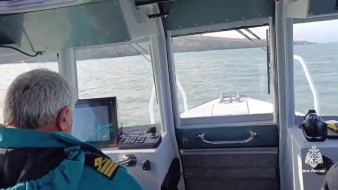 Пропавших рыбаков в Азовском море ищут с вертолёта