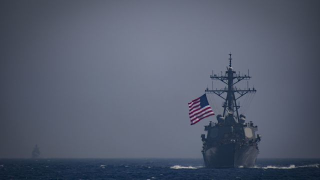 На мушке: корабль ЧФ сопровождает эсминец ВМС США в Черном море