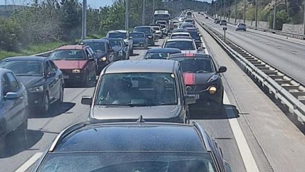 Огромная пробка образовалась на выезде из Севастополя