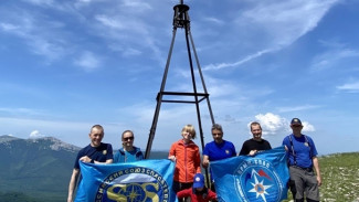 Сотрудники МЧС водрузили флаг России на три вершины Крымских гор