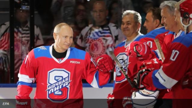 Путин рассказал, как учился играть в хоккей