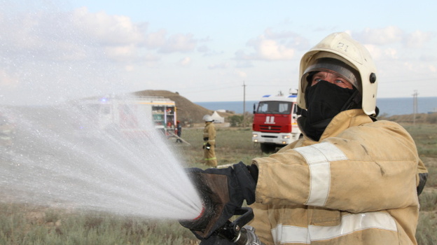 Пожарные спасли человека из горящего дома в Джанкое
