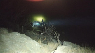 Ночью автомобиль сорвался с обрыва в Симферопольское водохранилище