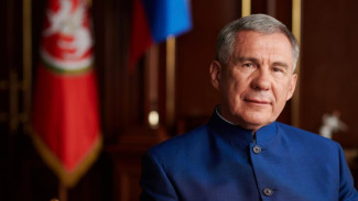 Аксёнов поздравил с днём рождения главу Республики Татарстан Рустама Минниханова