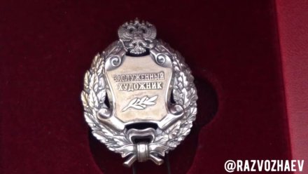 Путин присвоил звание заслуженного художника автору герба Севастополя