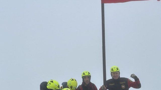 На горе Ай-Петри установили Знамя Победы