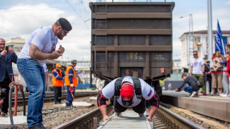Мировой рекорд установил крымчанин по буксировке поезда