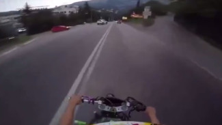 Мотоциклист в Крыму решил "проучить" водителя иномарки и отбил ему боковое зеркало (ВИДЕО)