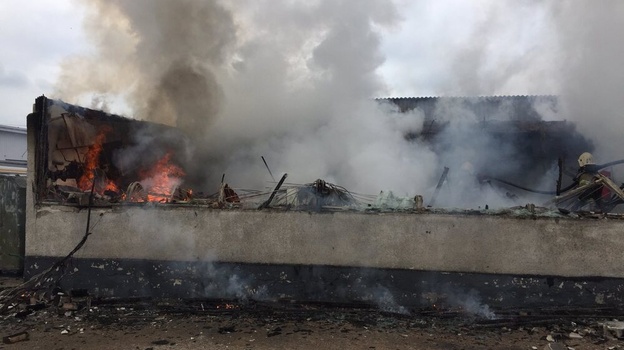 Крупный пожар: в Севастополе сгорели склады химчистки 