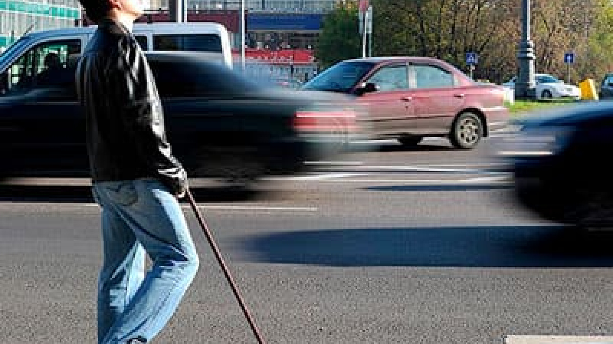 При сопровождении незрячего человека следует. Слабовидящие люди. Слепые инвалиды. Инвалиды по зрению. Незрячие люди.