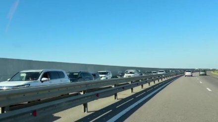 Многокилометровая пробка образовалась перед Крымским мостом