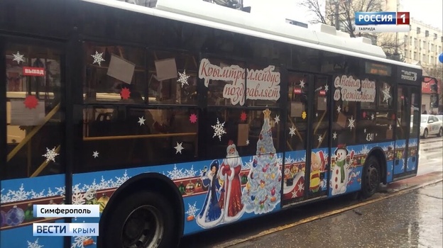 В трех городах Крыма начали курсировать «Новогодние троллейбусы»