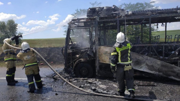 Автобус с людьми загорелся на Московской трассе в Крыму