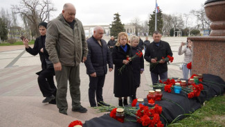 В Керчи почтили память жертв теракта в Подмосковье