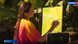 Крымская художница рисует экзотические растения в Никитском ботаническом саду