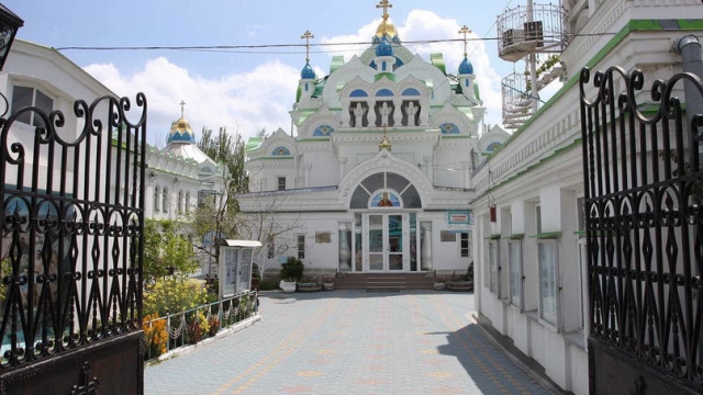 Белоснежные голуби павлины поселились в храме святой Екатерины в Крыму